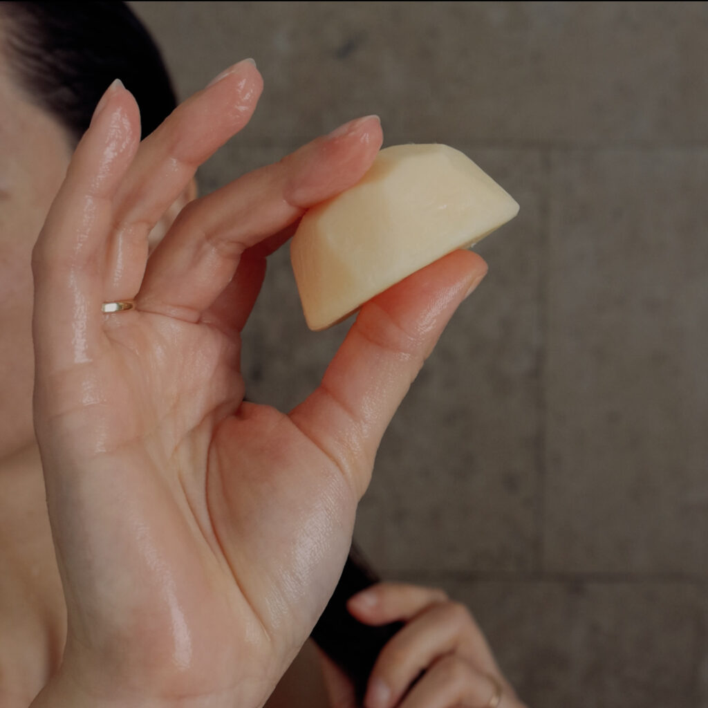 Hånd som holder balsambar