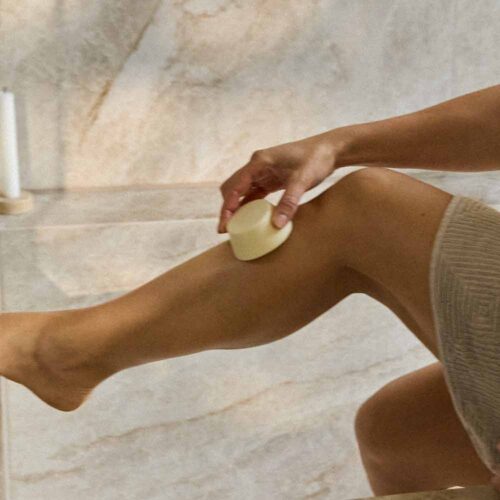 body butter bar påføring på ben