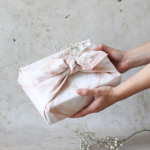 furoshiki genanvendelig gaveindpakning plantefarvet rosa