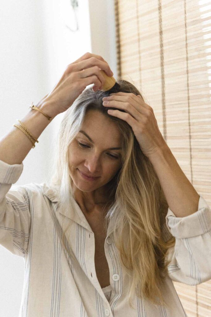 påføring af tørshampoo pulver